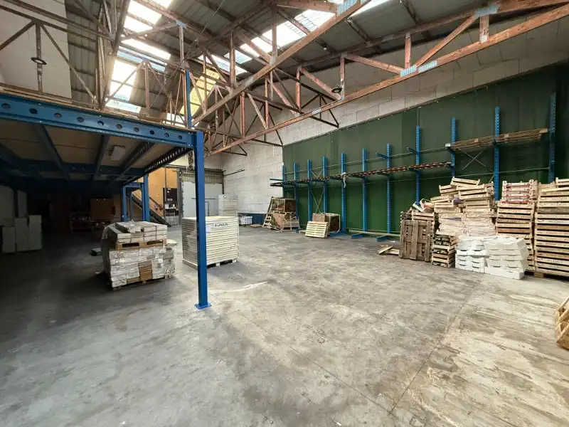 Ruime opslagruimte met mezzanine te huur in Evergem – vlot bereikbaar foto 3