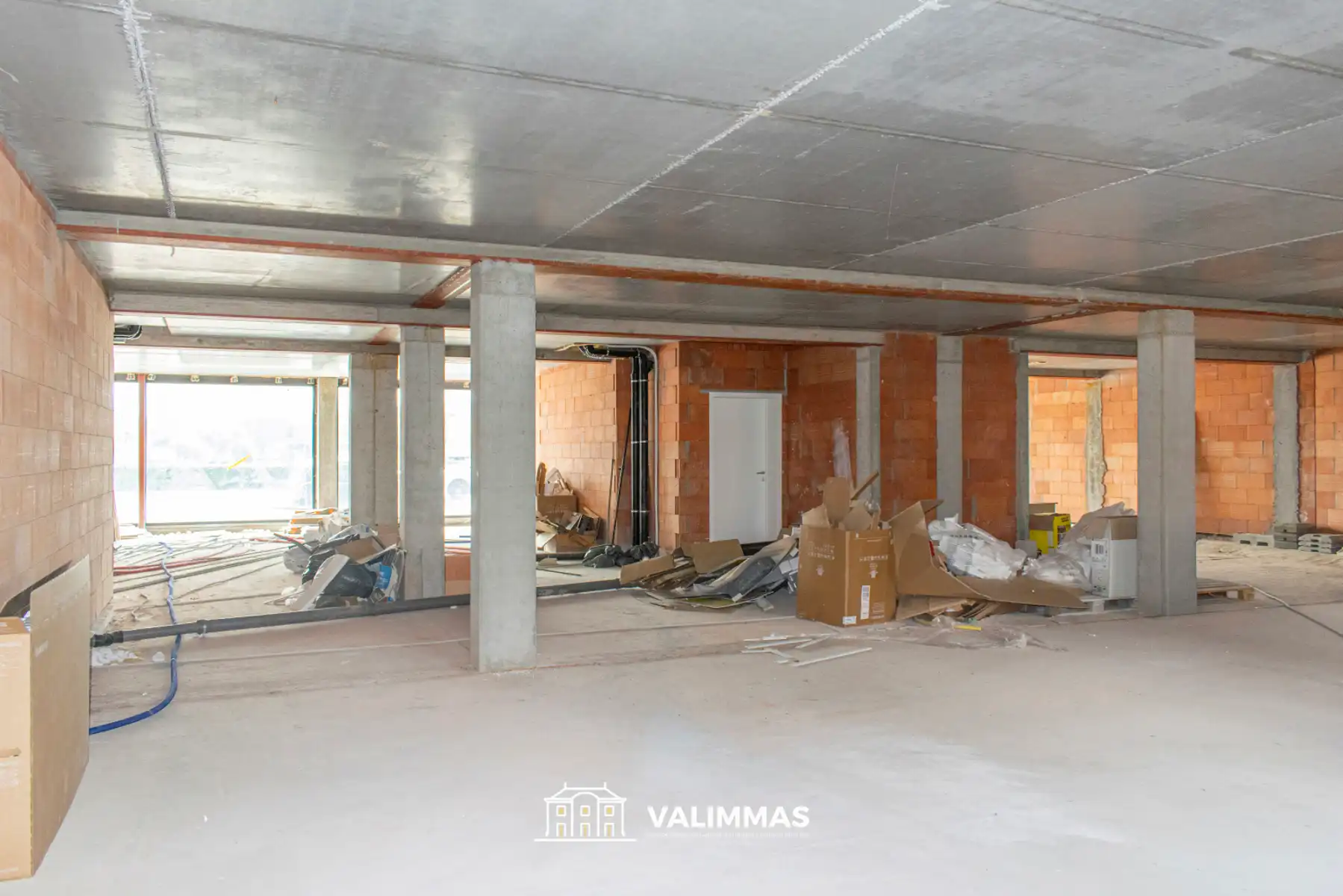 Commercieel gelijkvloers met grote kelder en 4 parkings... foto 13