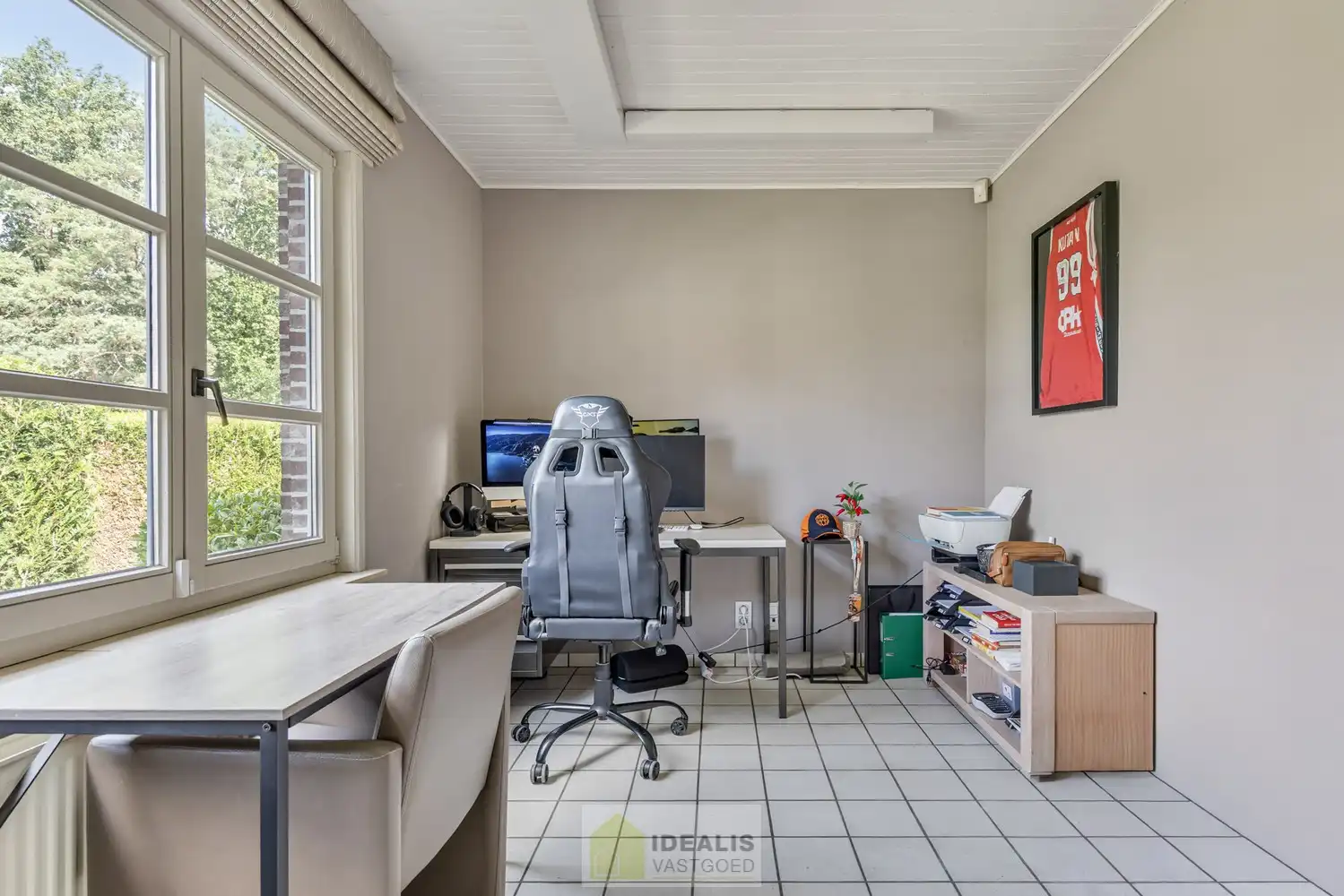 IDEALIS VASTGOED – INSTAPKLARE EENGEZINSWONING MET 4 SLAAPKAMERS EN EEN BEWOONBARE OPPERVLAKTE VAN +- 195M² OP EEN PERCEEL VAN +- 9A 20CA IN KLEINE-BROGEL (PEER). De woning is gelegen vlak bij de dorpskern van het gezellige kleine-Brogel en op enkele minuten verwijderd van de centra van Peer, Kaulille, Bocholt en Pelt. Ideaal voor zij die op zoek zijn naar een ruime instapklare woning met 4 slaapkamers!! foto 19