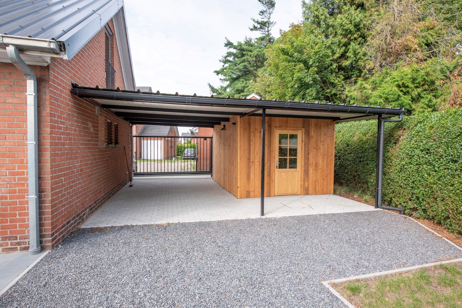 Knap gerenoveerde halfopen bebouwing met 3 slpks, garage & carport! foto 12