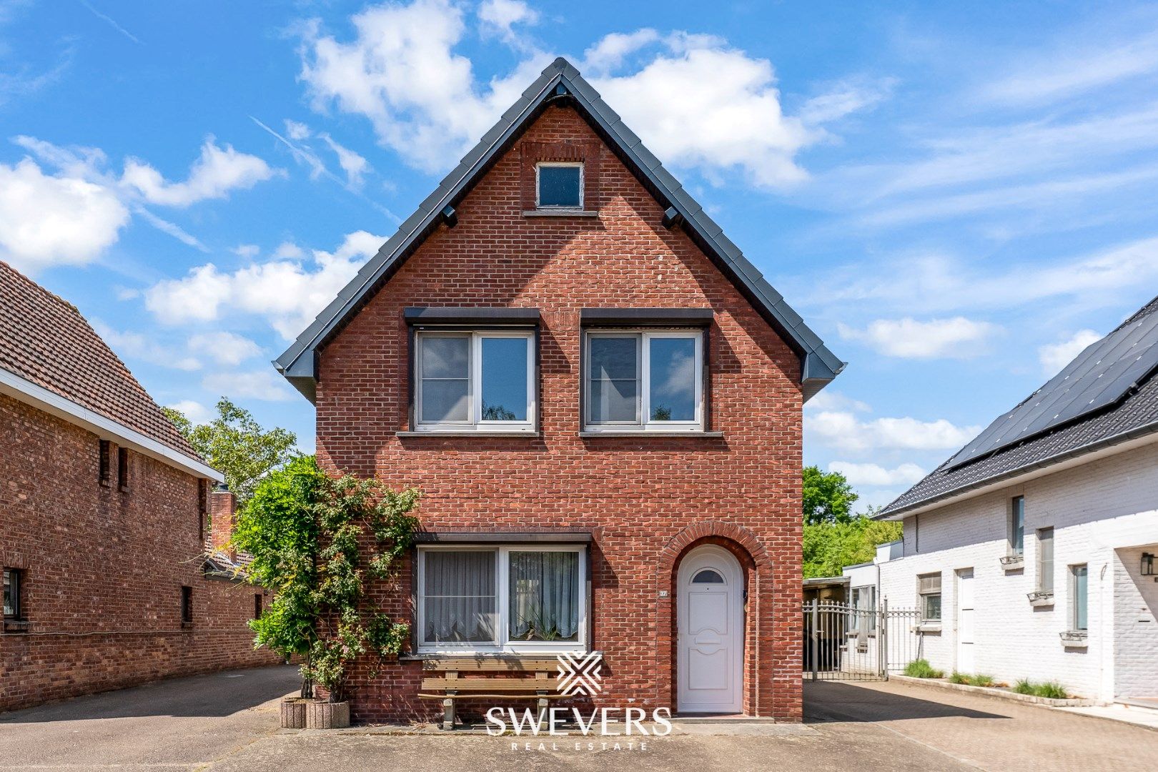 Deels te renoveren woning op 11a 56ca te Helchteren foto {{pictureIndex}}