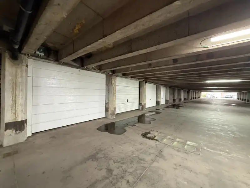 Uitstekend gelegen garagebox nabij Citadelpark en Sint-Pietersstation foto 6