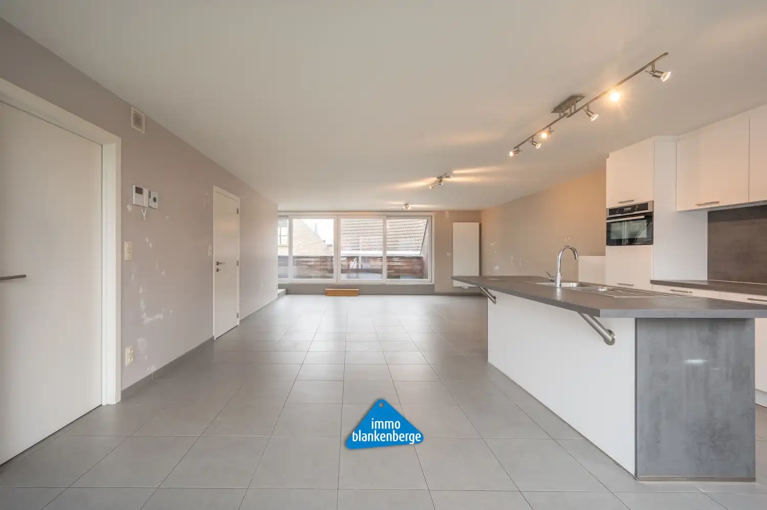 Recent zeer ruim duplex appartement in Uitkerke foto 11