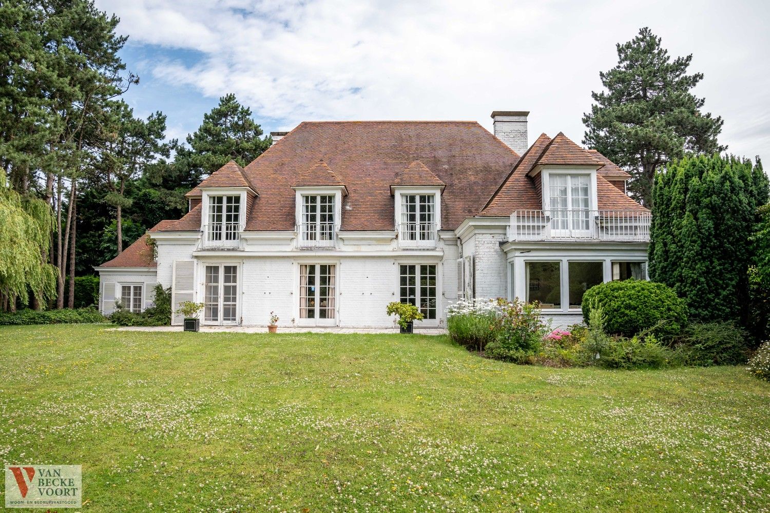 Karaktervolle landhuis op een prachtig domein van 2.030m² foto 2