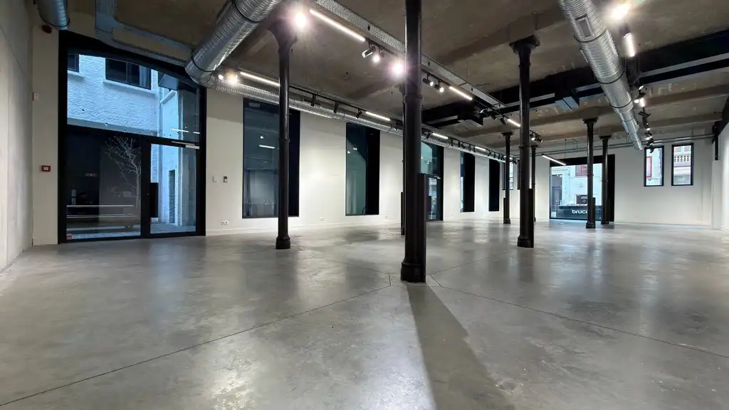 Kantoorruimte of showroom te huur in gerenoveerd pakhuis Valkeniersnatie in Antwerpen foto 3