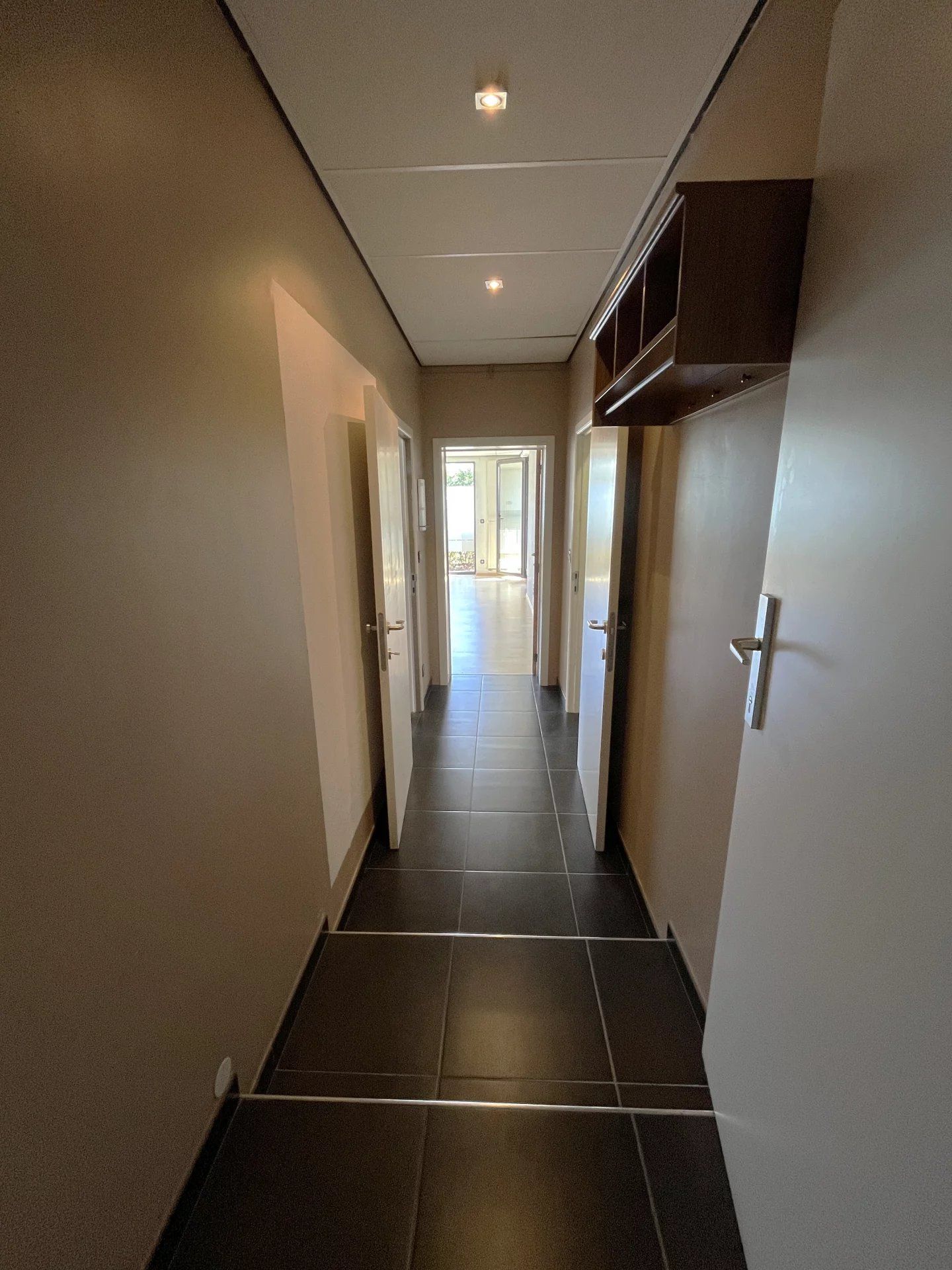 Instapklaar handelspand met aanpalend 1 slaapkamer appartement foto 13