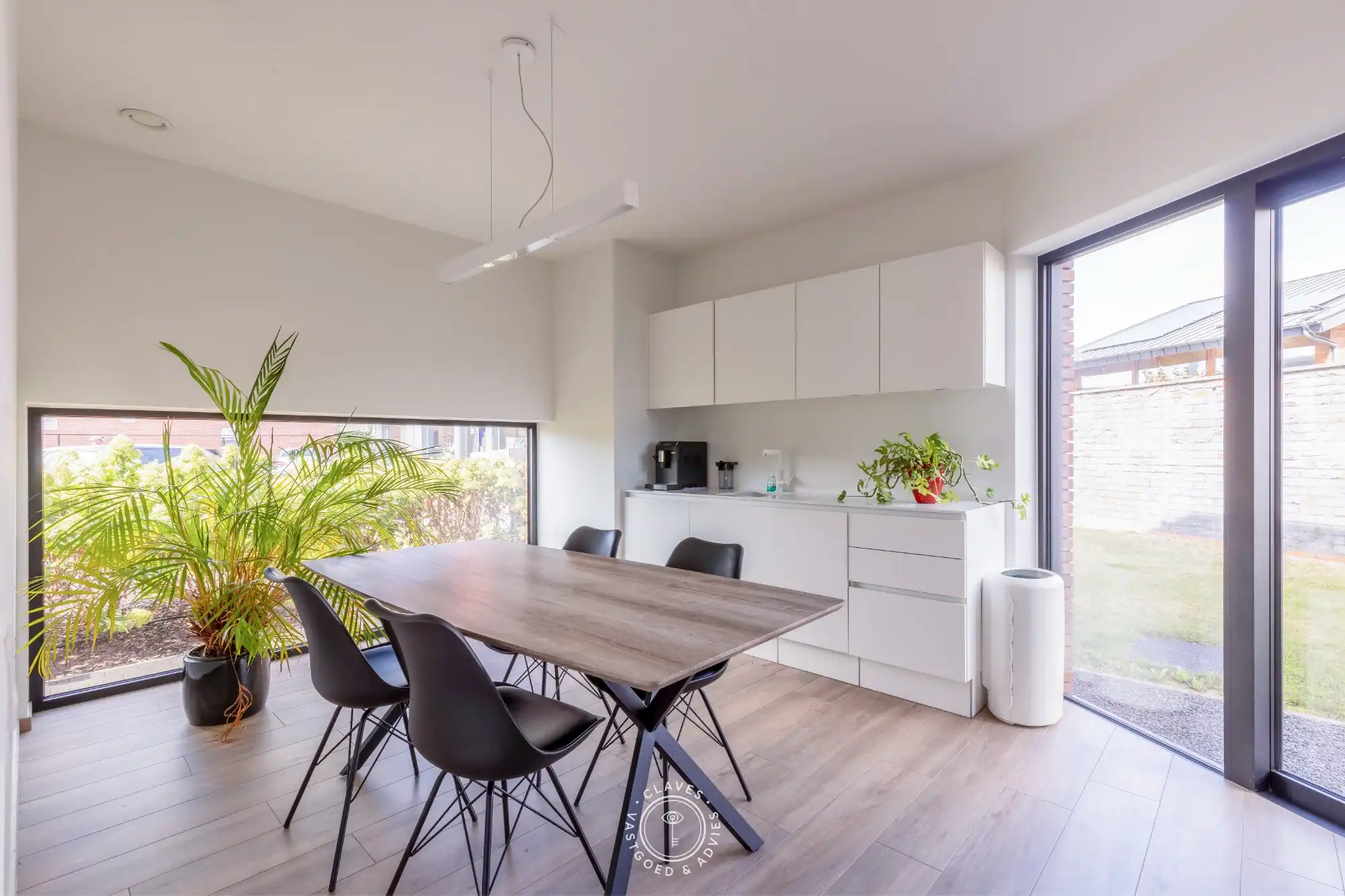 Modern kantoorgebouw met verhuurd appartement op uitstekende zichtlocatie in Belsele foto 12
