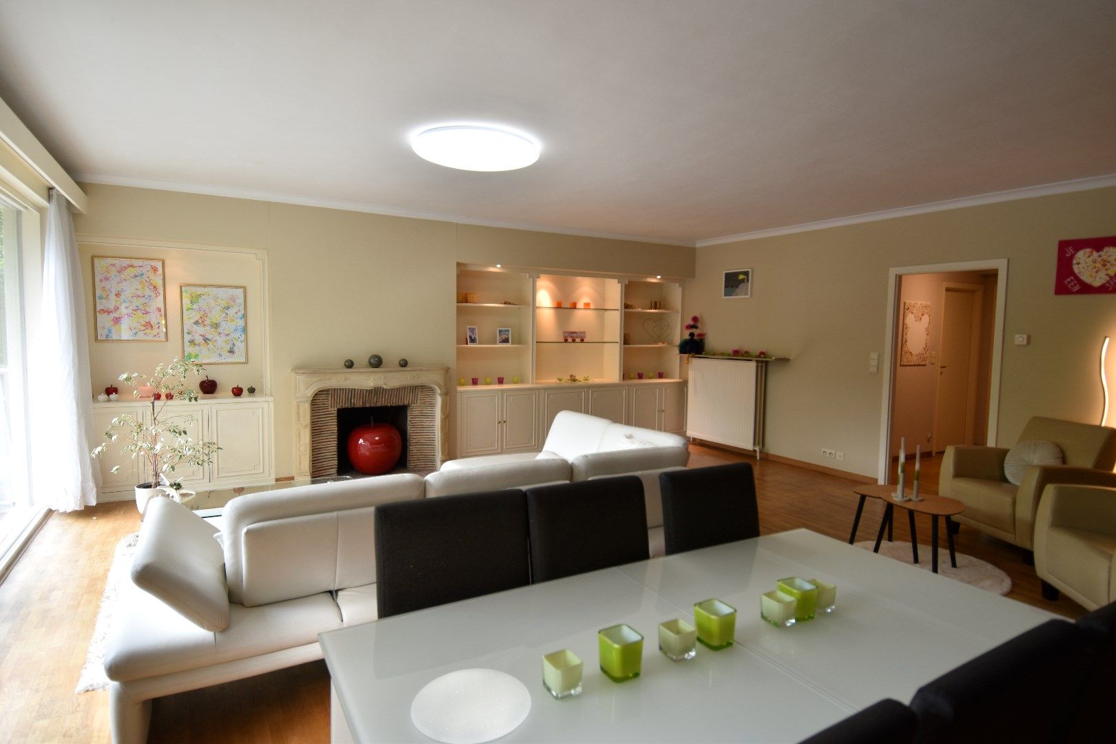 Instapklaar appartement met 2 slaapkamers, 2 terrassen en ruime kelderberging te koop centrum-Kortrijk foto 3