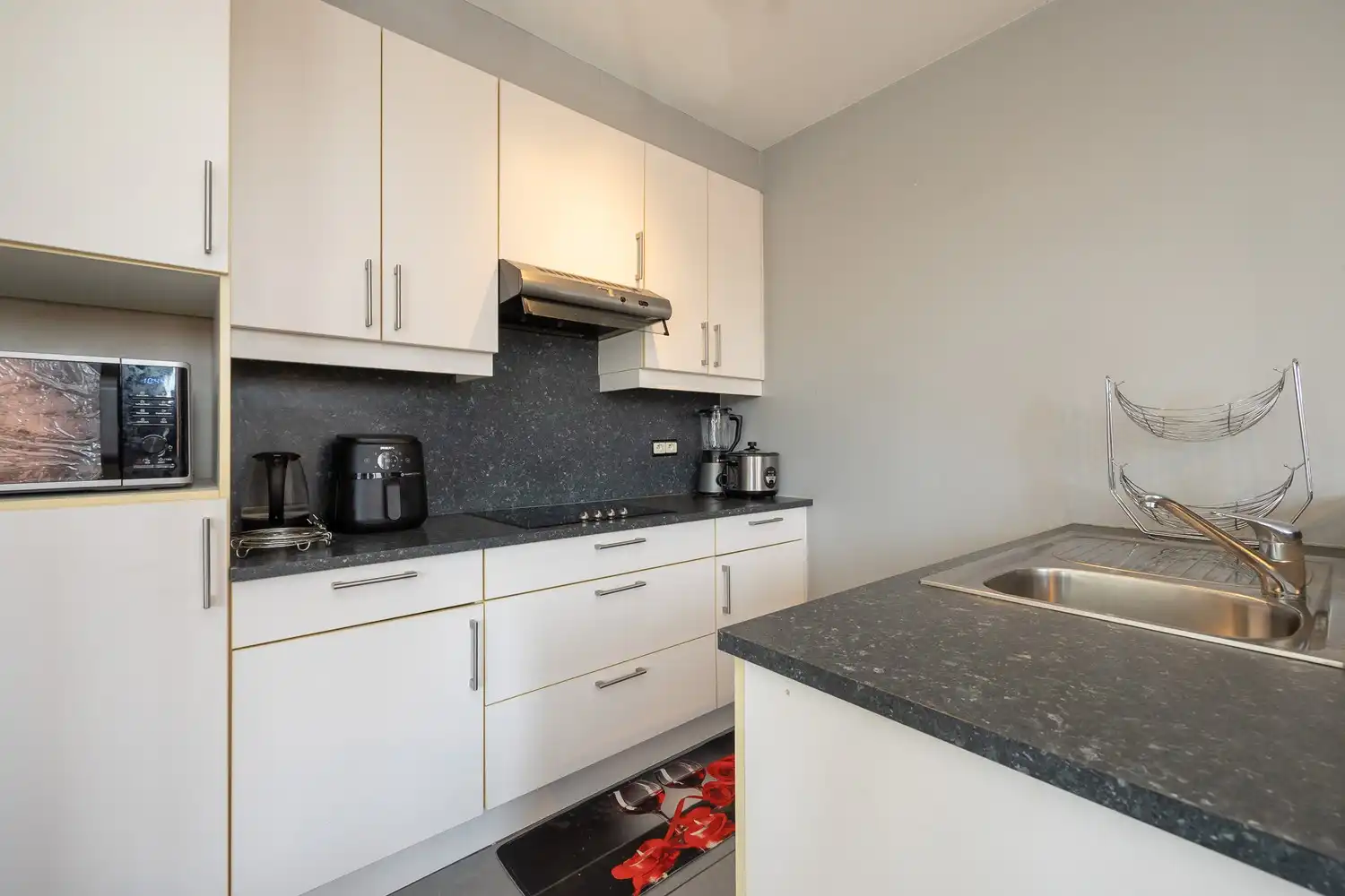 Centraal gelegen 1-slaapkamerappartement op tweede verdieping van een klein gebouw foto 4