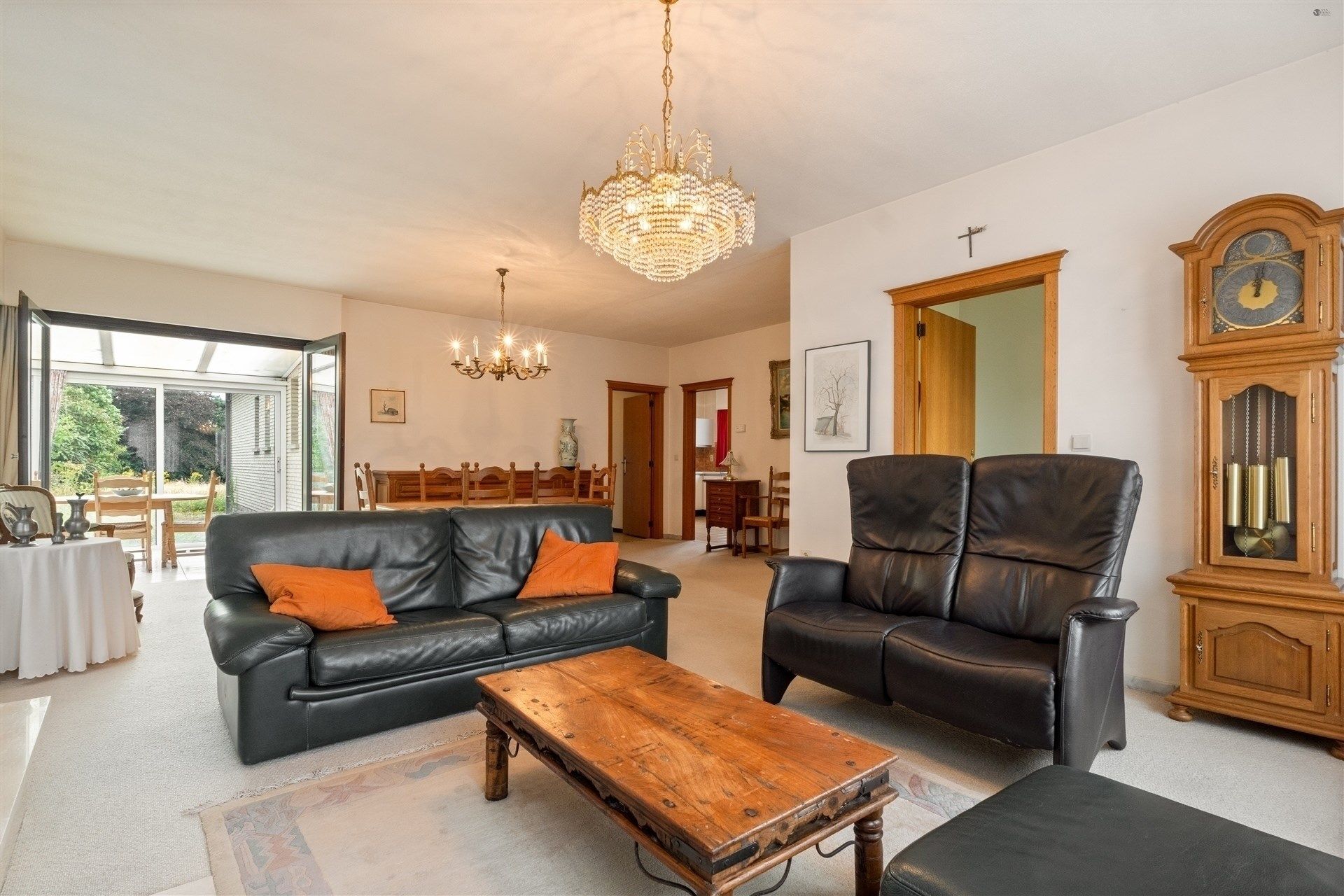 Goed onderhouden, ruime bungalow op 594m² grond foto 3