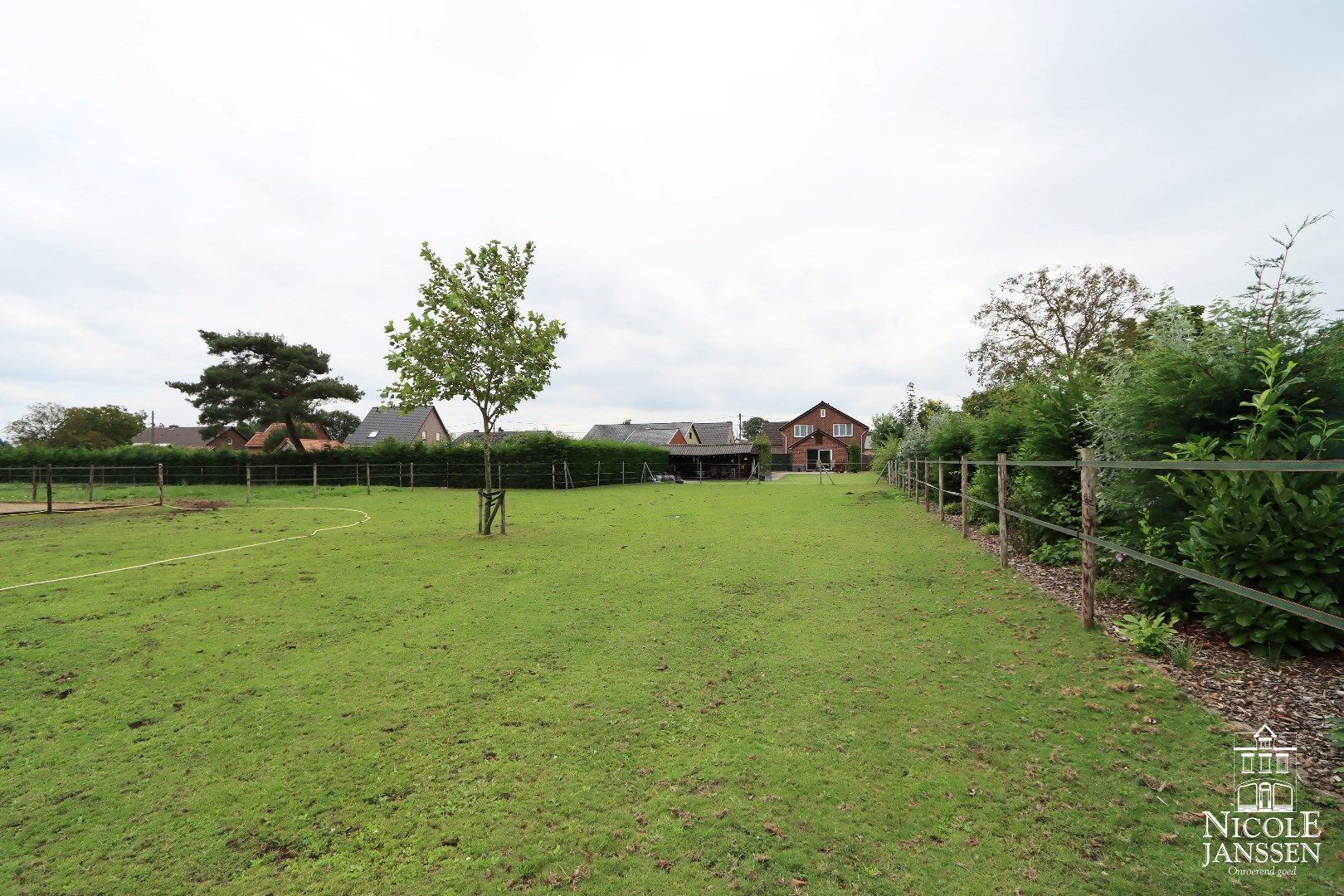 Instapklare gezinswoning met 3 slaapkamers en grote tuin met paardenstallen foto 3