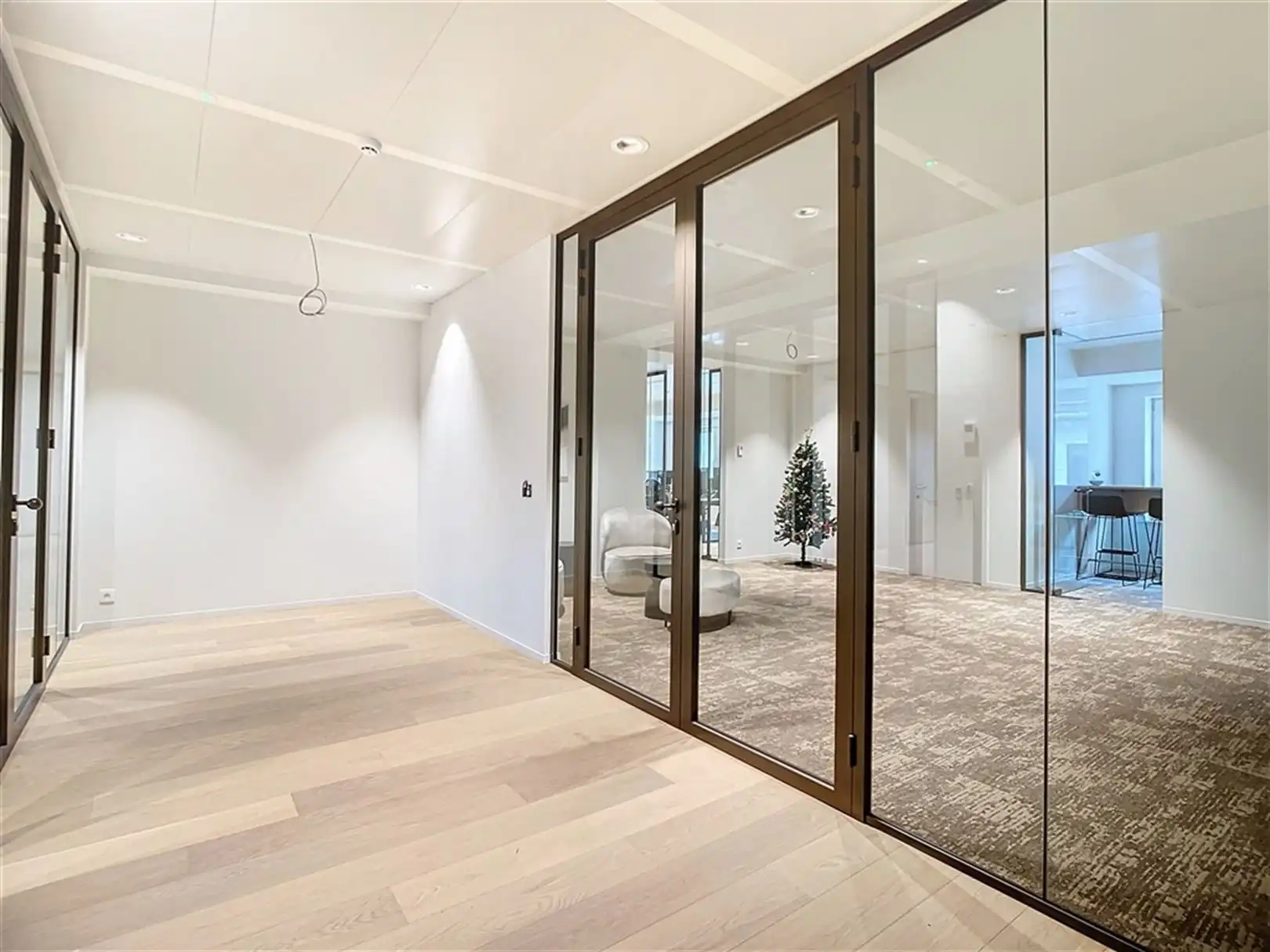 Gerenoveerde kantoren langs de Kortrijksesteenweg foto 8