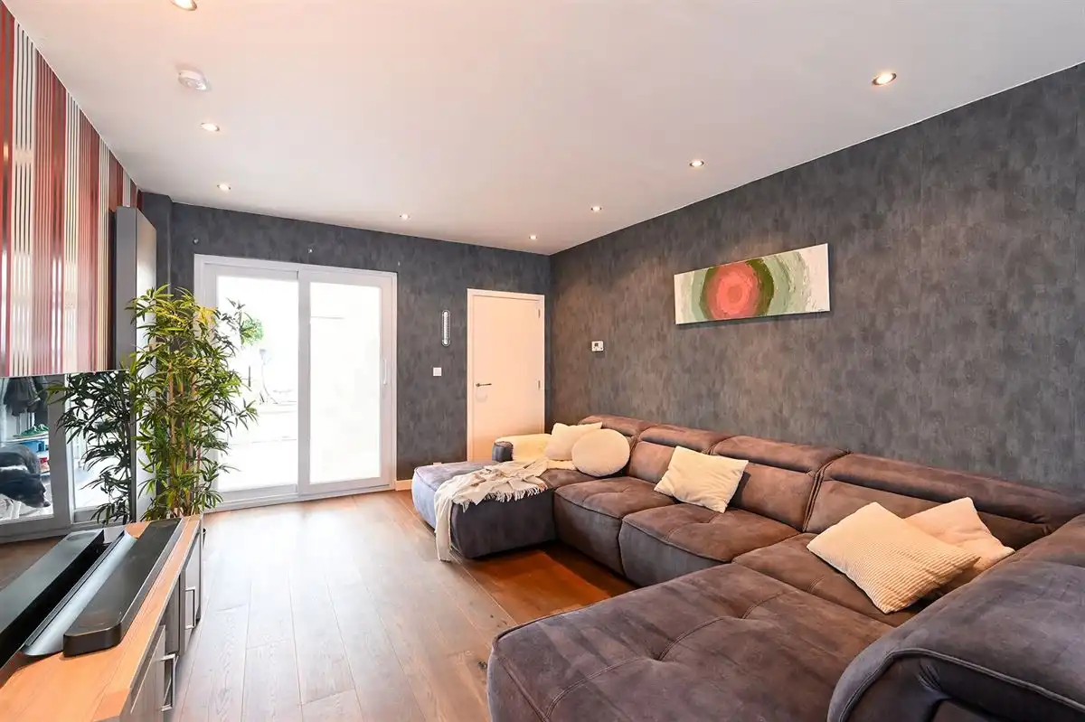 Ruime woning met 2 garages op 1400m² foto 4