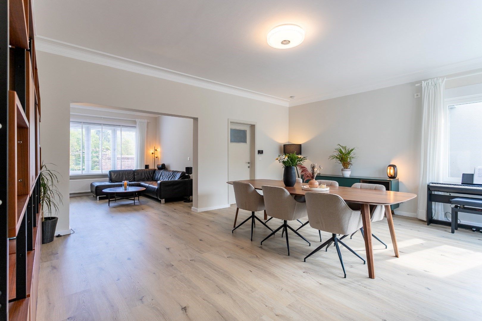 Instapklare woning te Dworp met 5 slkp., garage en tuin foto 2