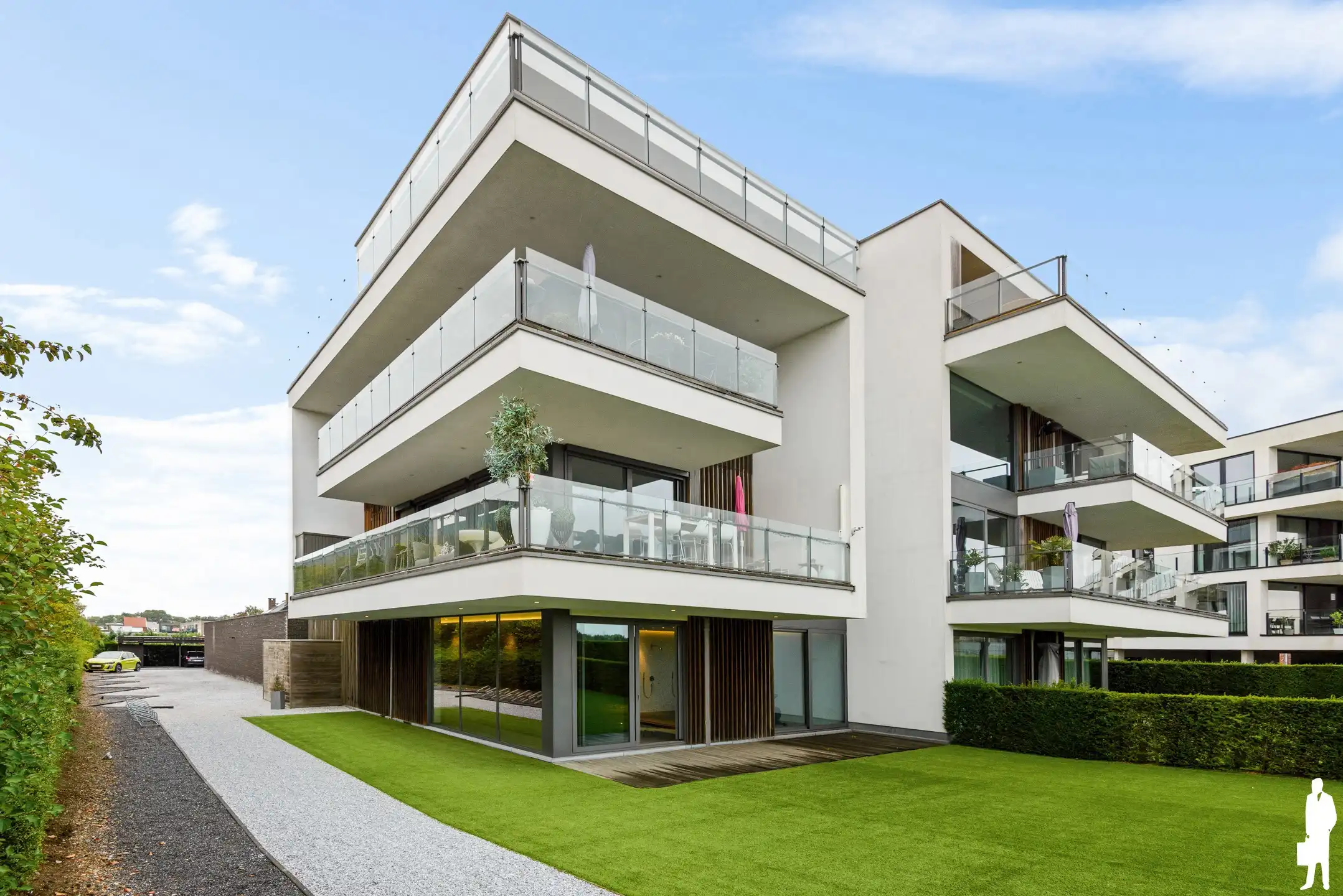 Stijlvol appartement met terras en 2 autostaanplaatsen foto 2