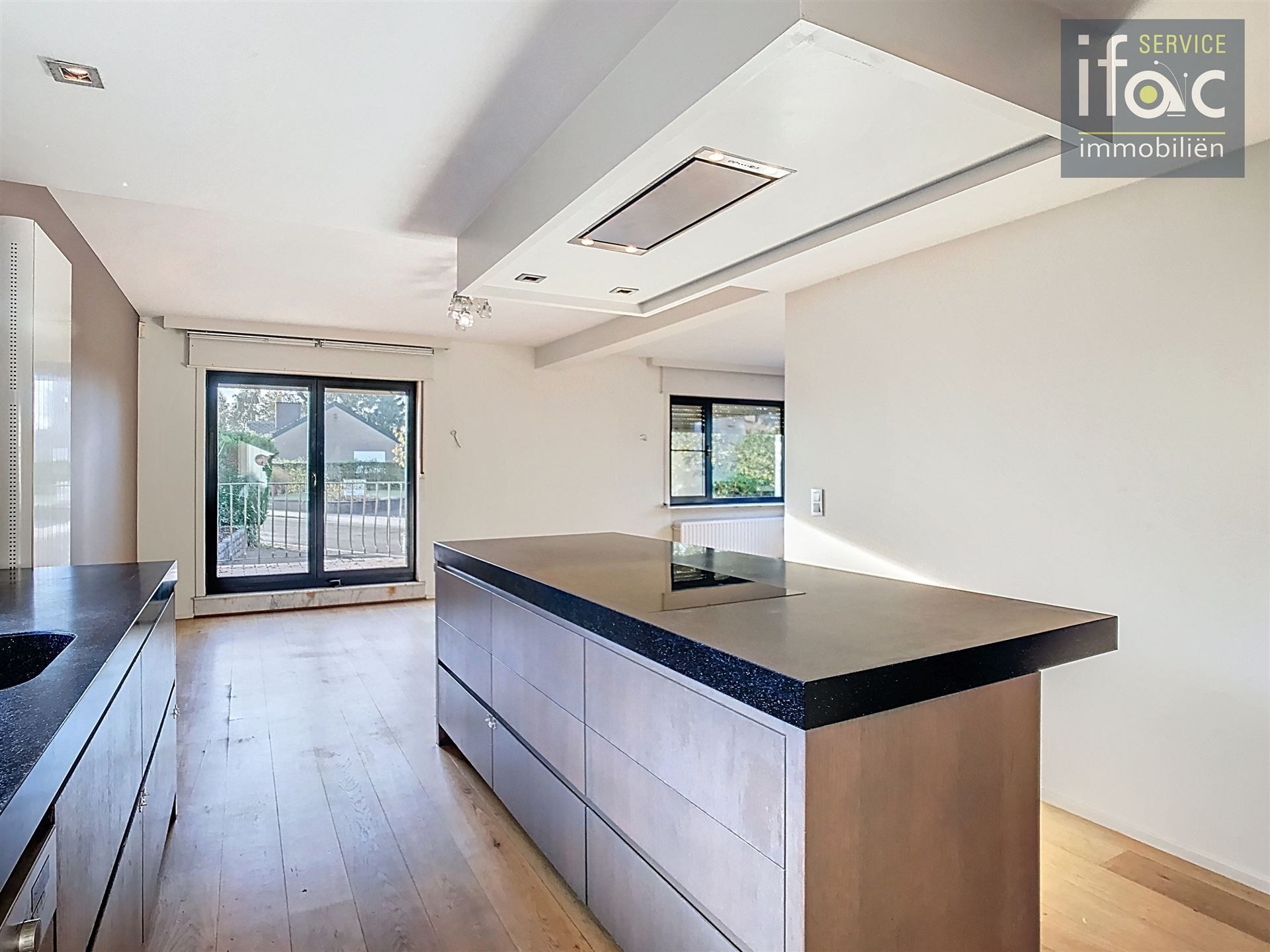 Bungalow met 4 slaapkamers en ruime garage foto 9