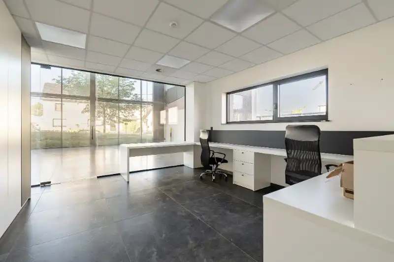 Moderne bedrijfsruimte met kantoren, showroom en loods in Bellegem (bedrijventerrein Emdeka) foto 9