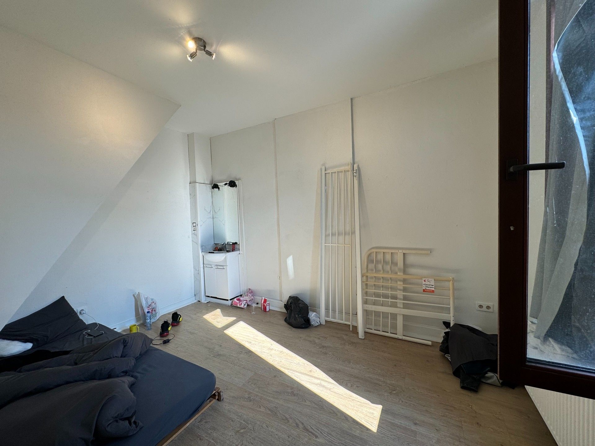 OPBRENGSTEIGENDOM MET 4 KAMERS EN 1 STUDIO foto 4