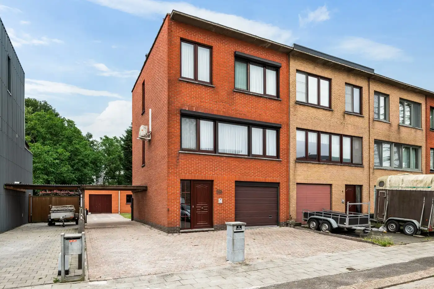Centraal gelegen beletage-woning met 3 slpk., inpandige garage en tuin foto {{pictureIndex}}