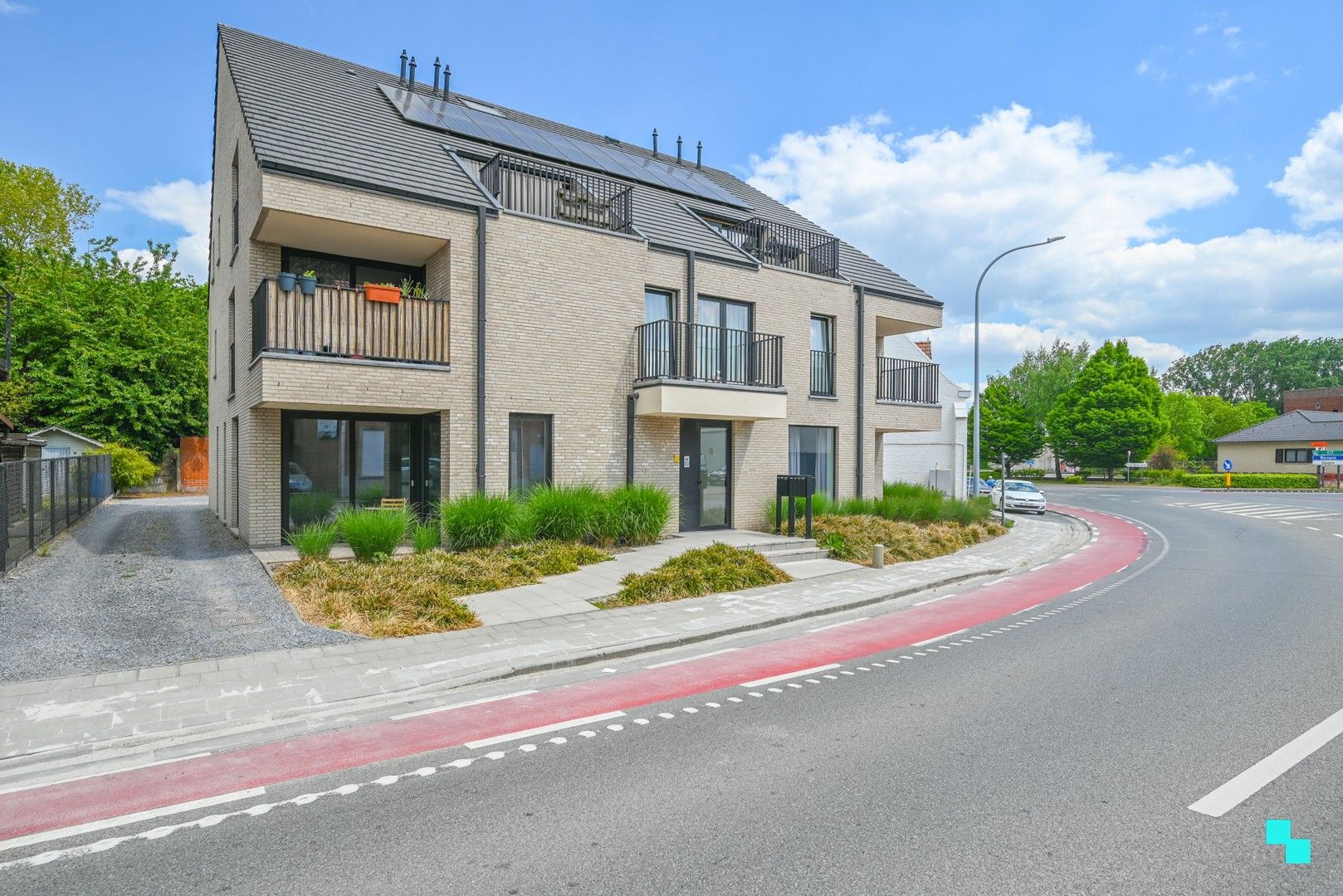 Gelijkvloers tweeslaapkamerappartement met terras in Wielsbeke foto {{pictureIndex}}