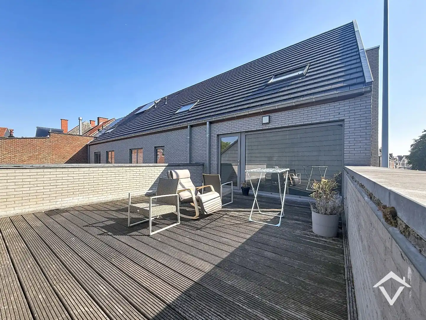 Bel-étagewoning met 2 slaapkamers, zonnig dakterras en ruime garage te centrum Roeselare foto 14