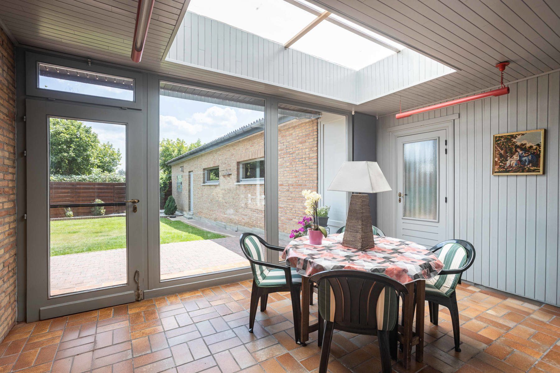 HOB met ruime garage gelegen in een rustige woonwijk foto 9