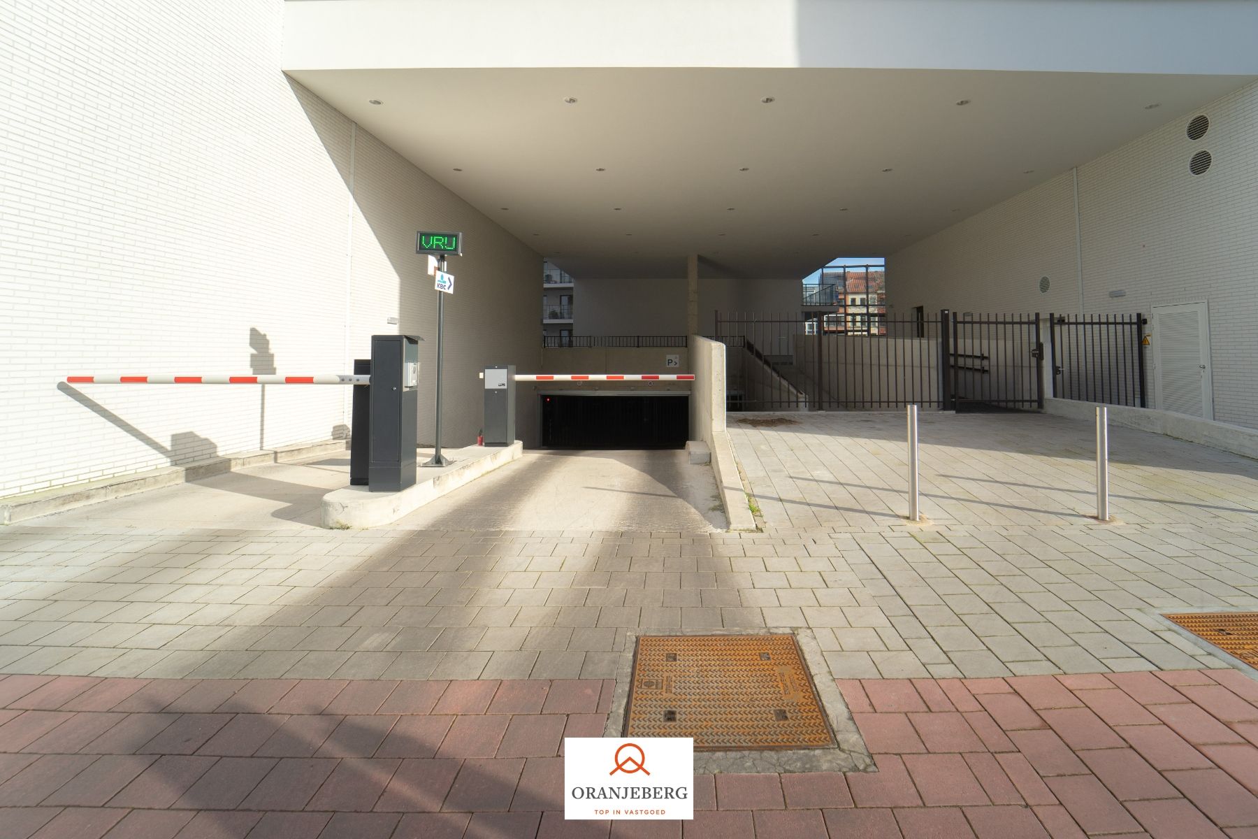 Nieuwbouw autostaanplaats te huur in afgesloten parkeergarage nabij Gent centrum foto 3