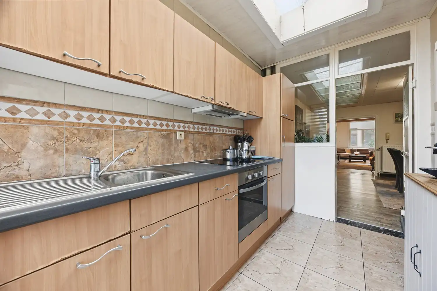 Te renoveren woning met 5 slaapkamers, 2 badkamers en ruime tuin! foto 14