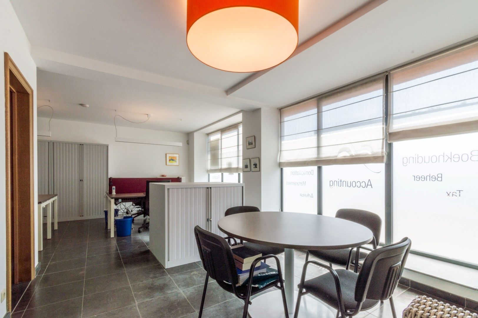 Een ruime, instapklare gelijkvloerse praktijk-, kantoor- en/of commerciële (+-154m²) foto 3
