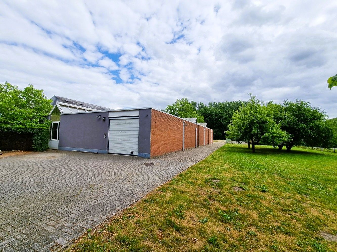 Kantoorgebouw met magazijnruimte, bruto vloeropp 1770 m² op een perceel gelegen van 49a85ca. foto 2