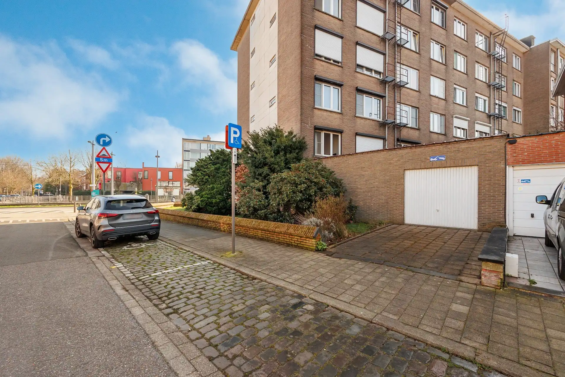 Lichtrijk appartement met garage nabij park Ertbrugge foto 29