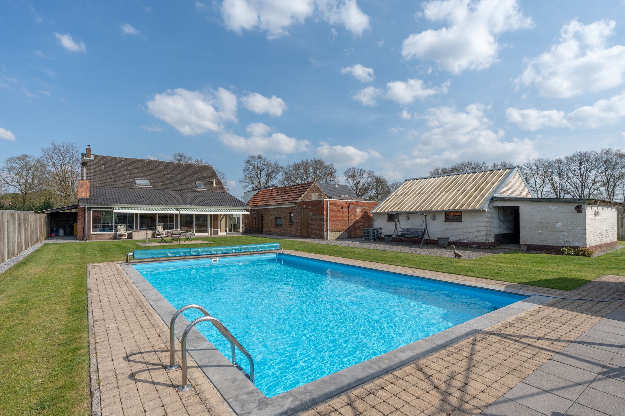Woning met 4 slpks, zwembad, werkplaatsen op  2.352 m² foto {{pictureIndex}}