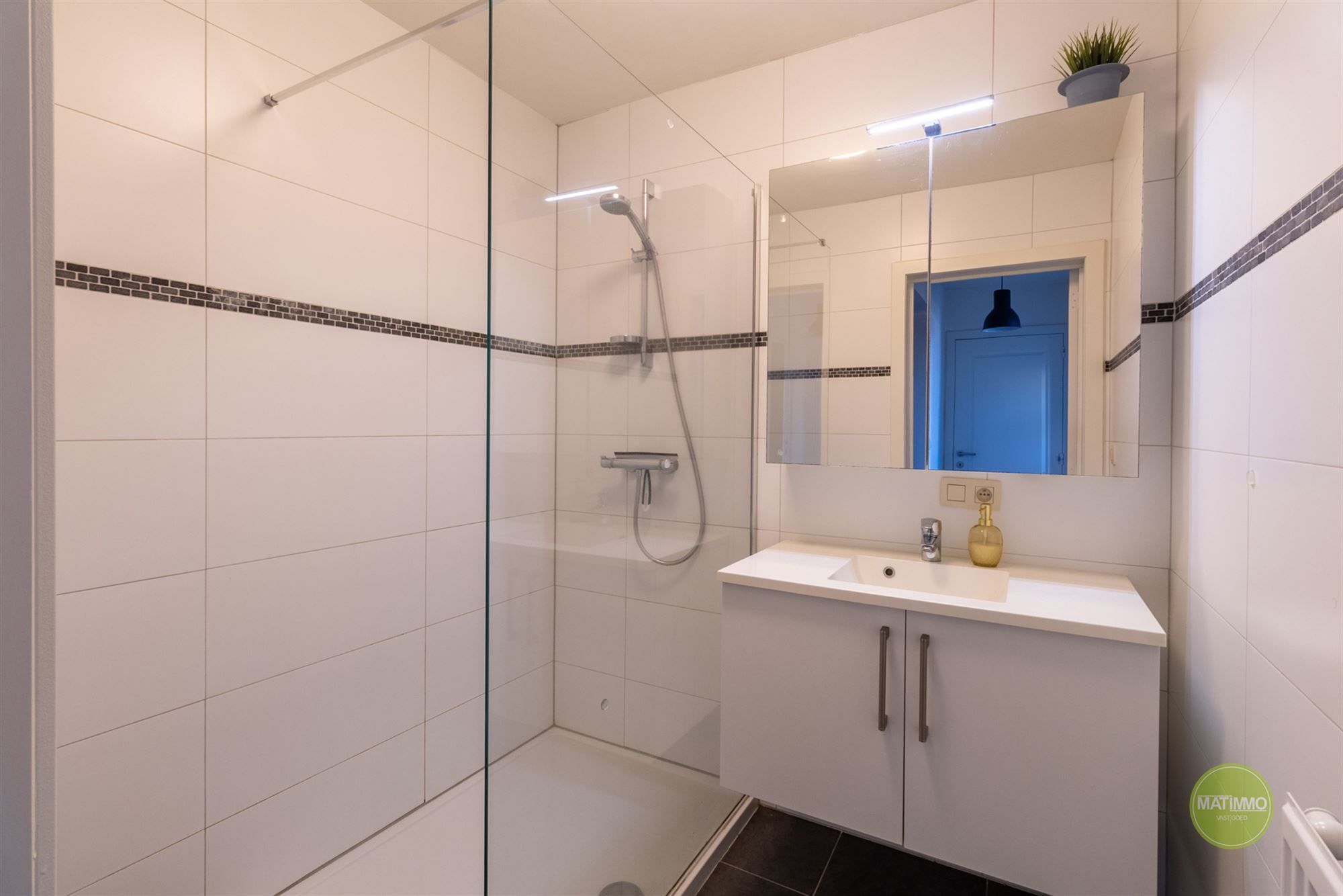 Instapklaar appartement met terras in Geel foto 9