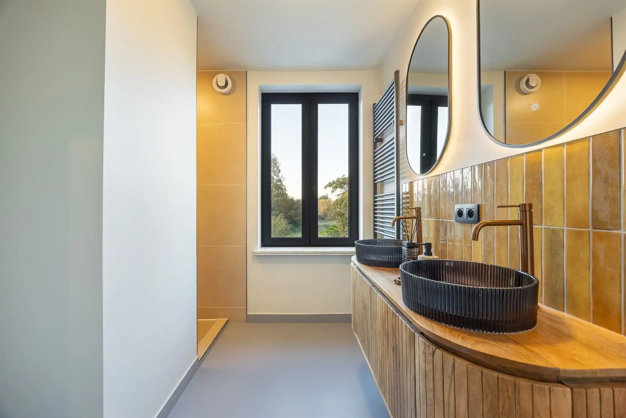 Gerenoveerde woning met drie slaapkamers en tuin foto 18