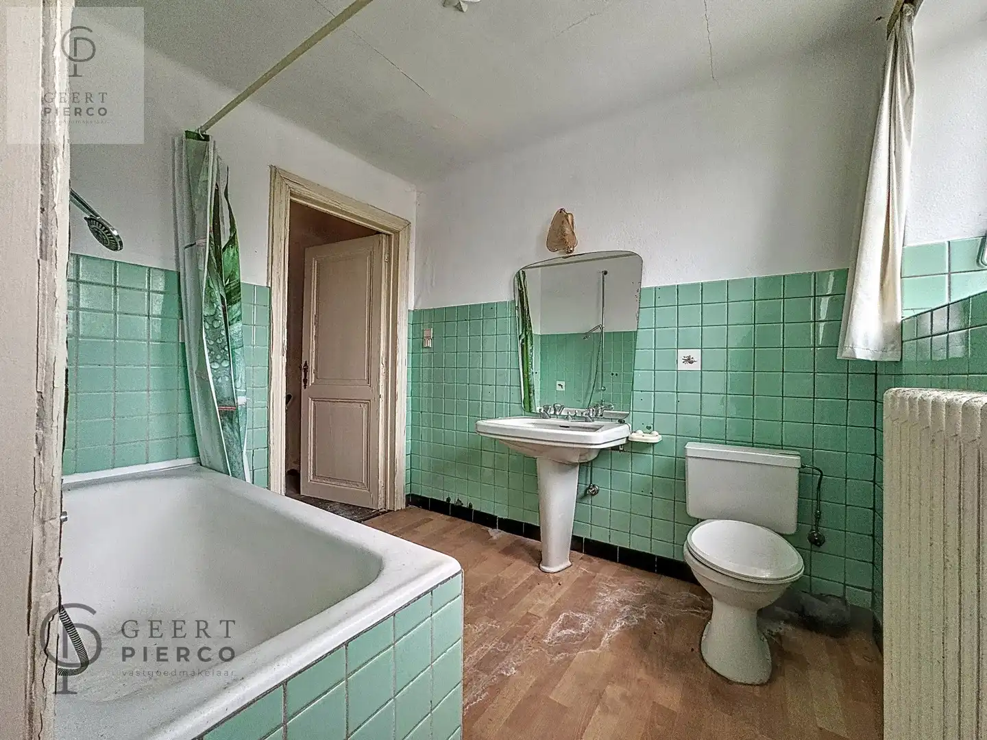 Ruim handelspand met ruim appartement foto 24