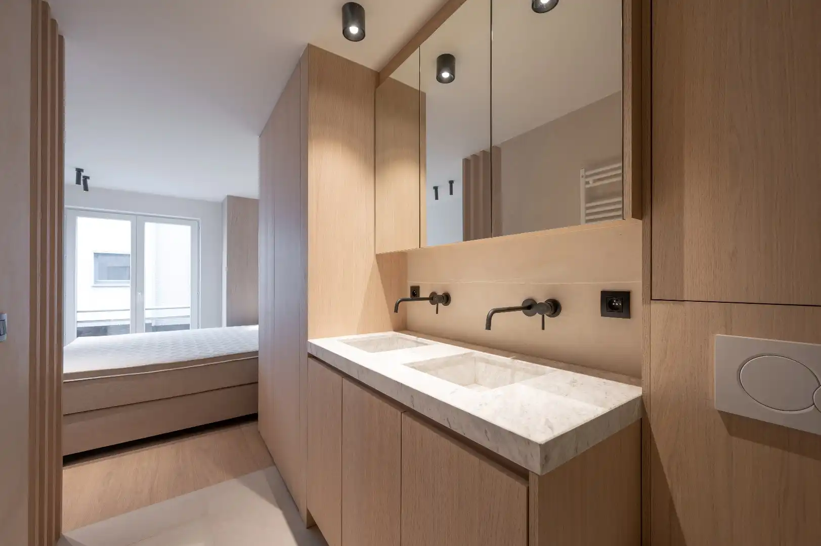 Volledig gerenoveerd HOEK-appartement ideale ligging te Lippenslaan foto 13