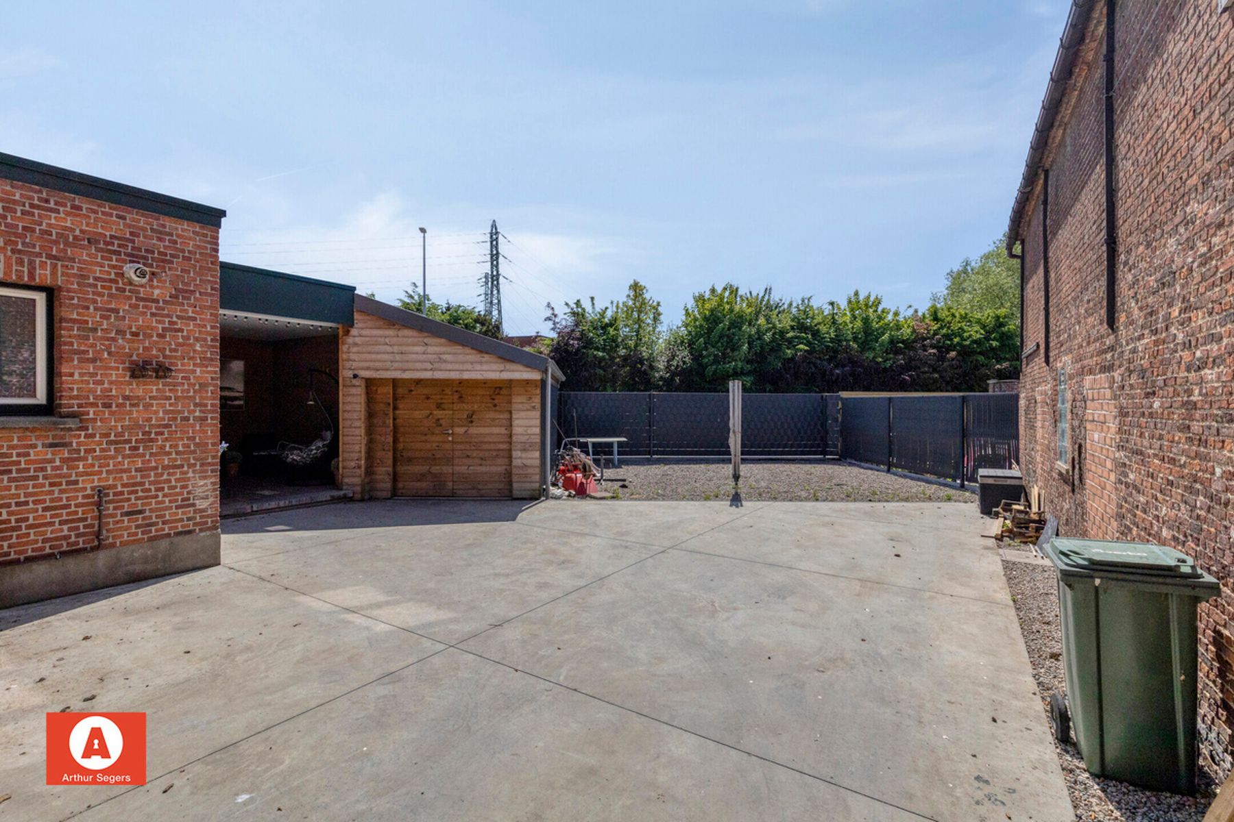 Half-open bebouwing met karaktergevel, 6 slpks & garage. foto 30
