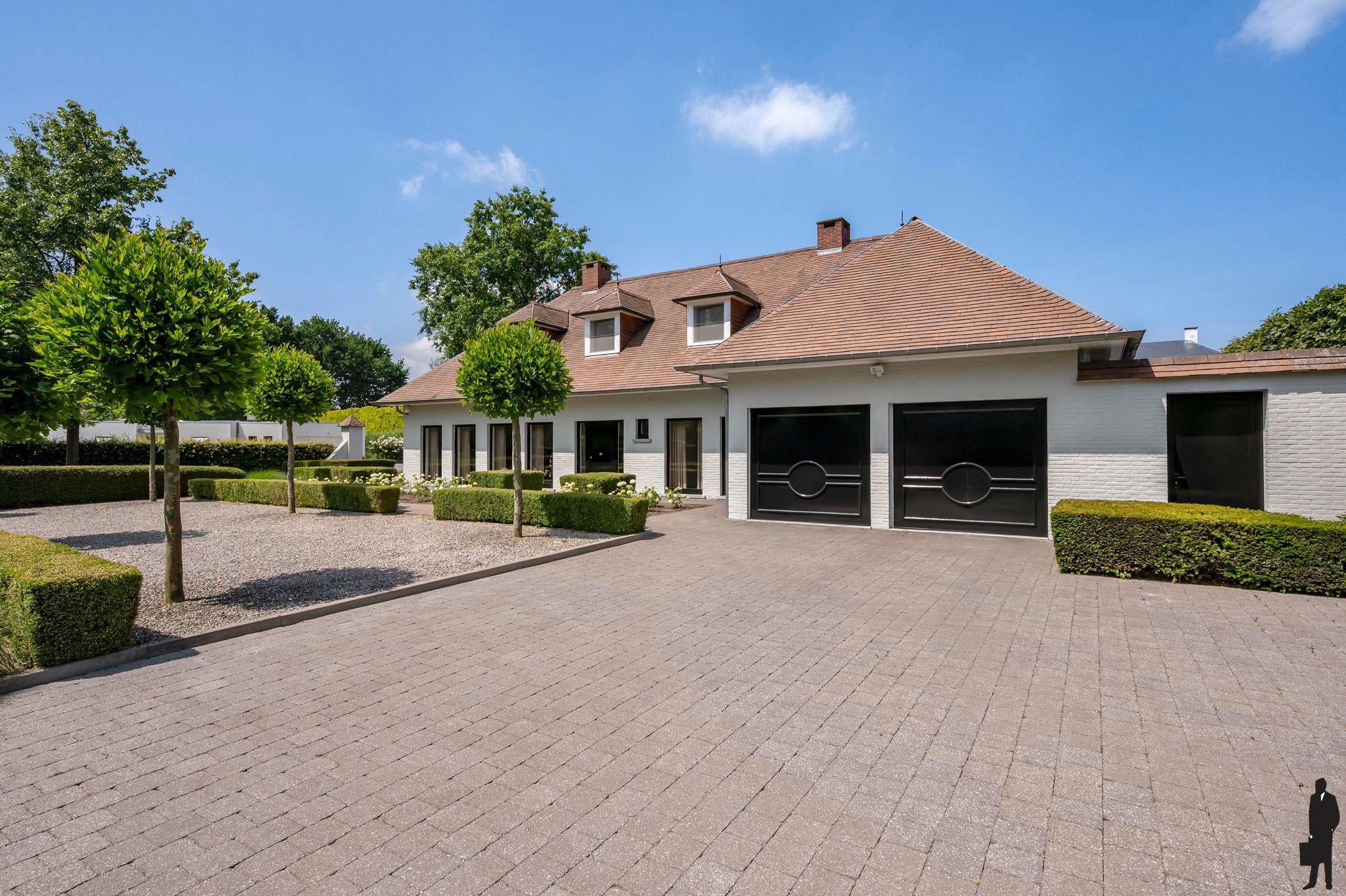 Tijdloze villa op perceel van ca. 1287 m².  foto 35