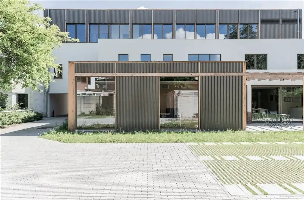 Single tenant gerenoveerd kantoorgebouw van 890m² foto 3