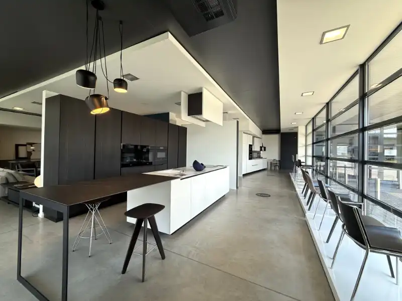 Veelzijdig bedrijfsgebouw langs de Dender met showroom, kantoren & parking foto 8