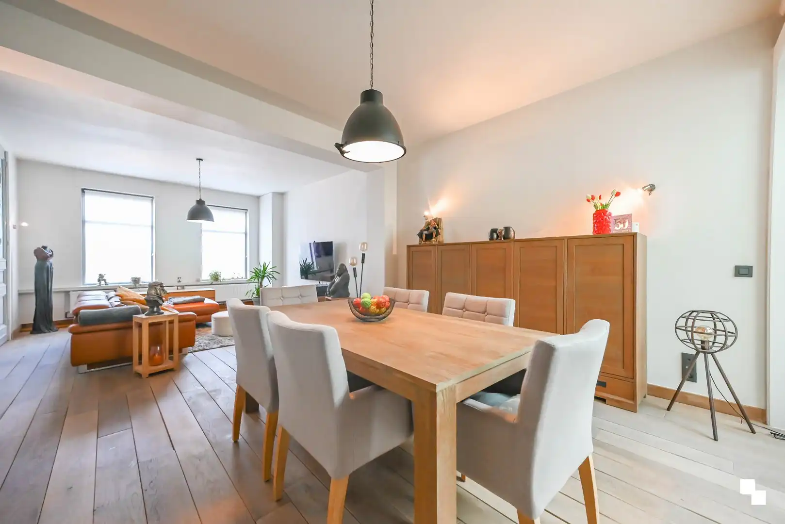 Ruime, volledig gerenoveerde woning met tuin nabij centrum Izegem foto {{pictureIndex}}
