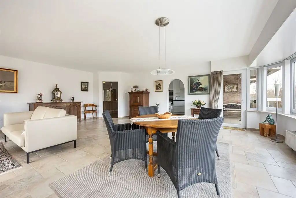 Groot hoekappartement met bijzonder veel lichtinval op de 2e verdieping foto 2