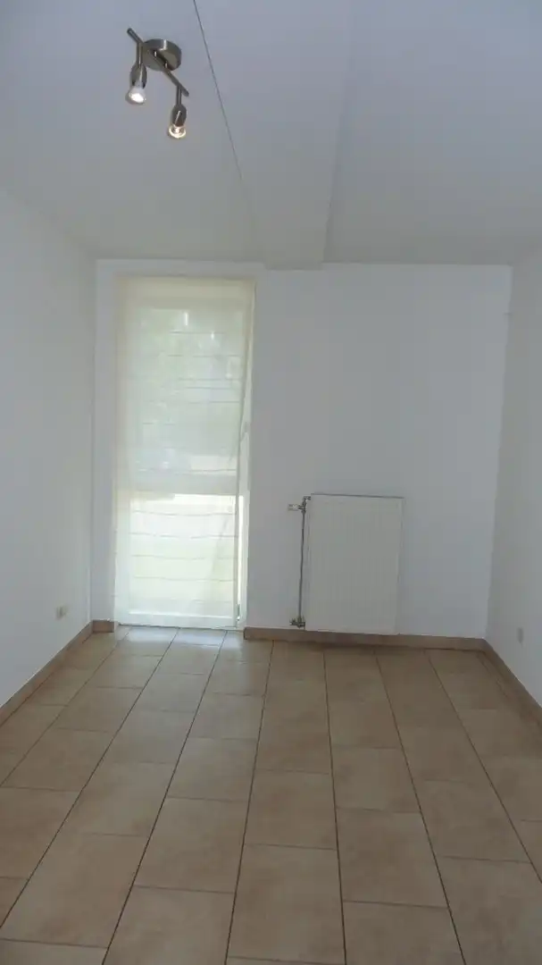 Gelijkvloers appartement met 2 slaapkamers, terras en ruime tuin te Hasselt. foto 7