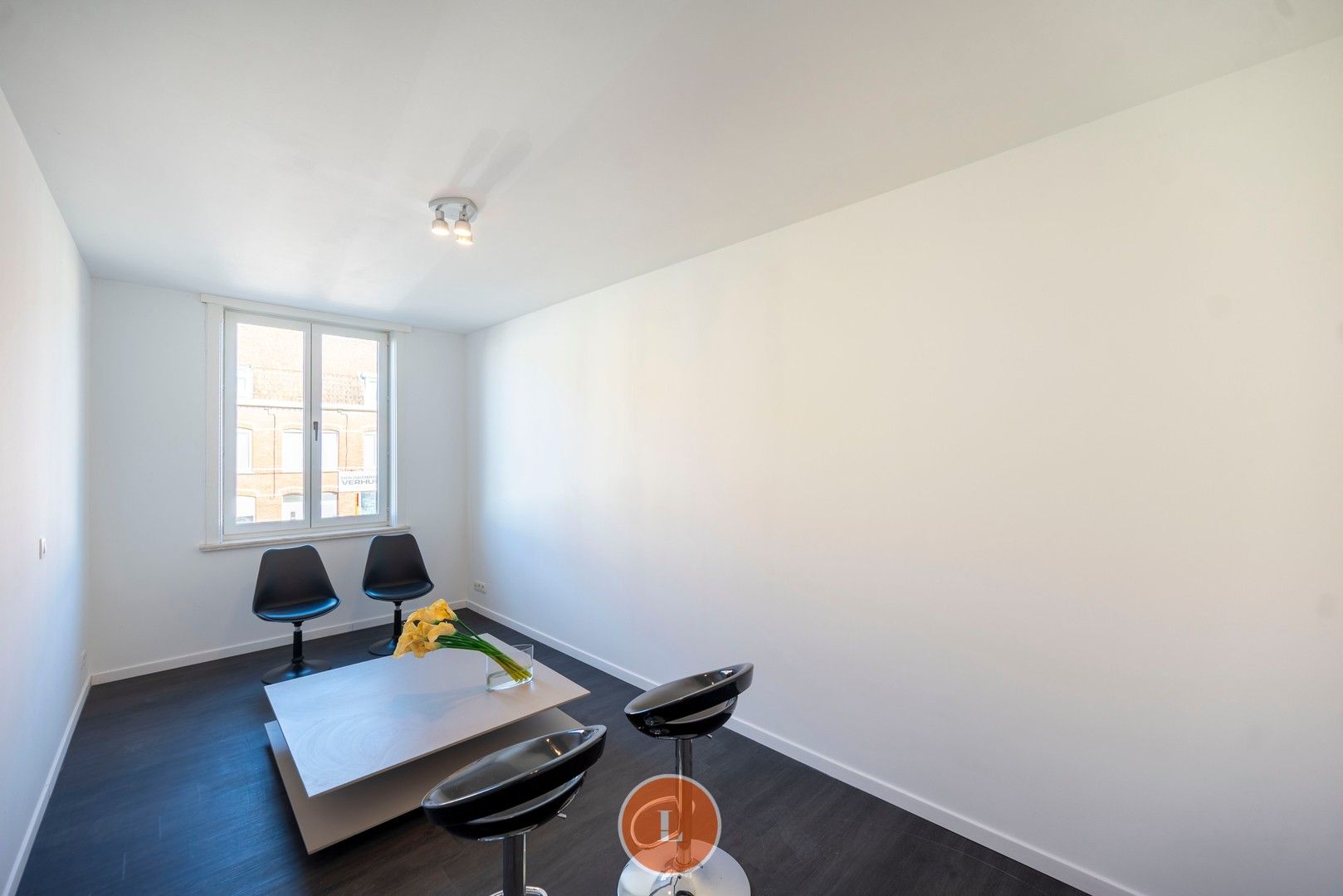 Woonhuis gedeeltelijk ingericht als kapperszaak en gemakkelijk te veranderen in trendy woning foto 12