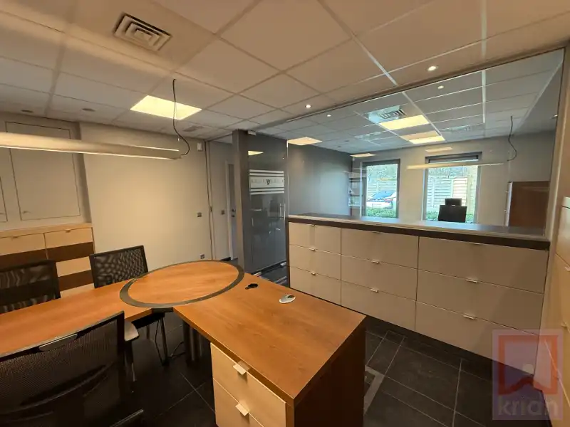 Stijlvol kantoor/handelspand op toplocatie centrum Geel met parking! foto 9