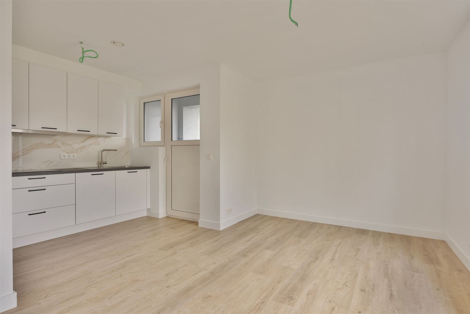 Opbrengstwoning met 2 volledig gerenoveerde appartementen en garages foto 10