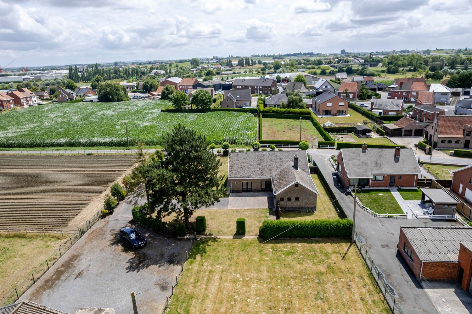 Alleenstaande woning met magazijn. foto 4