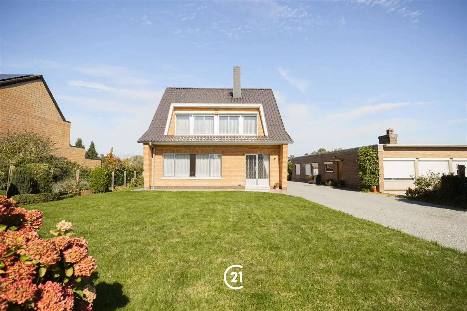 Hoofdfoto van de publicatie: Op te frissen villa met tuin, garage en weide op 16are00
