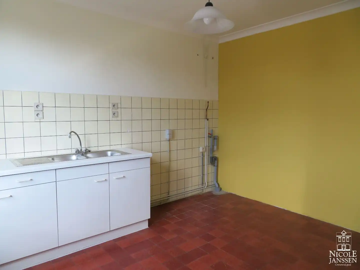 Halfvrijstaande woning met handelsruimte en 5 parkeerplaatsen foto 17