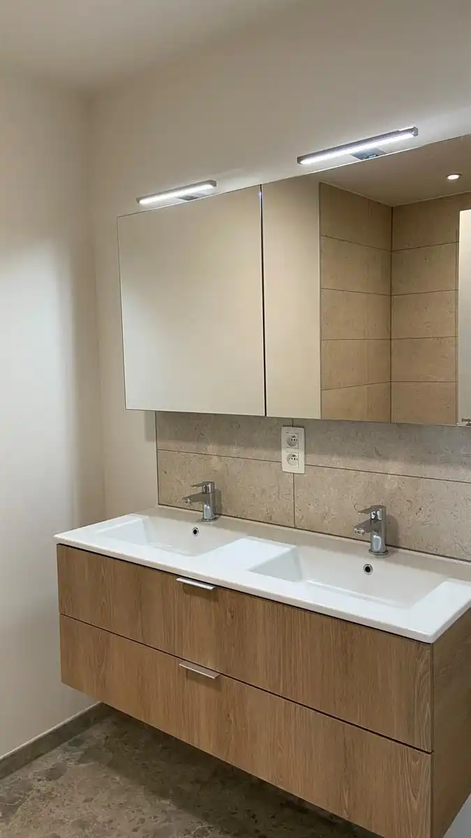 GELIJKVLOERS APPARTEMENT MET TWEE SLAAPKAMERS EN PRIVATIEVE TUIN foto 7